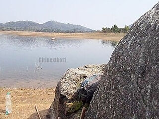 Jhil Ke Kinare Chup Chup Ke Sex Kiya - Indian Outdoor Sex